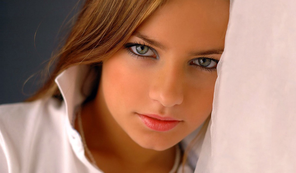 Девушка с серыми глазами в белой одежде