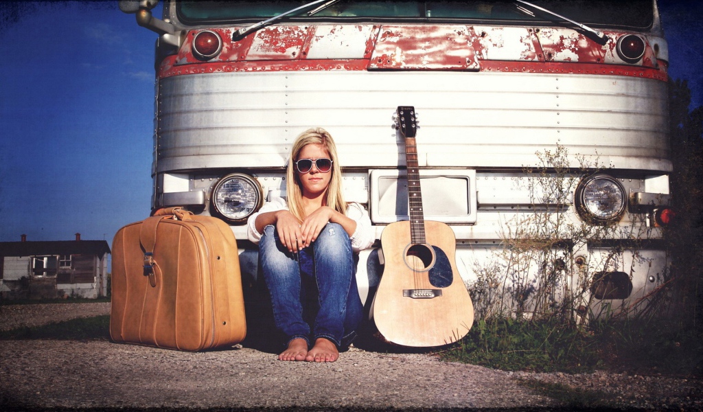 Девушка с гитарой и чемоданом