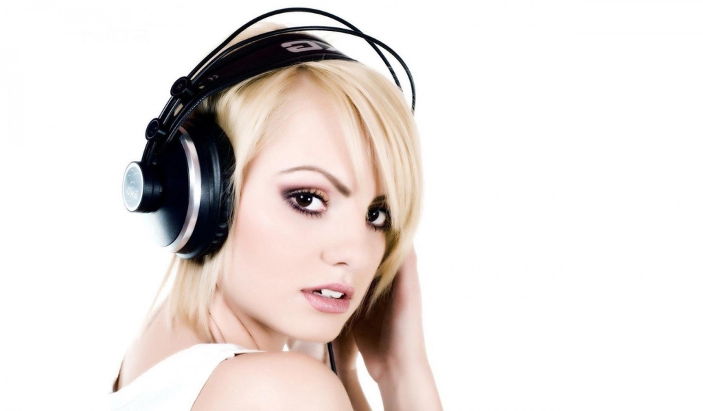 Девушка в наушниках Александра Стан