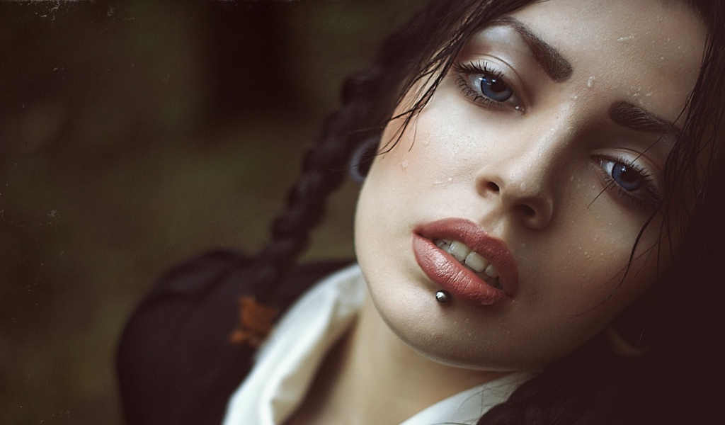 Девушка с косичками и пирсингом