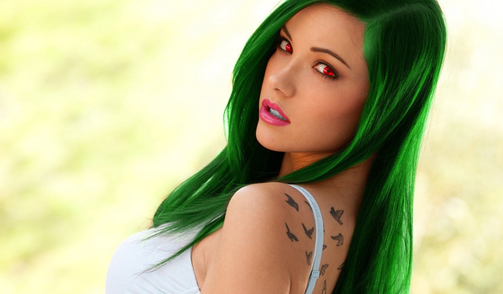 Девушка с красными глазами и длинными зелеными волосами