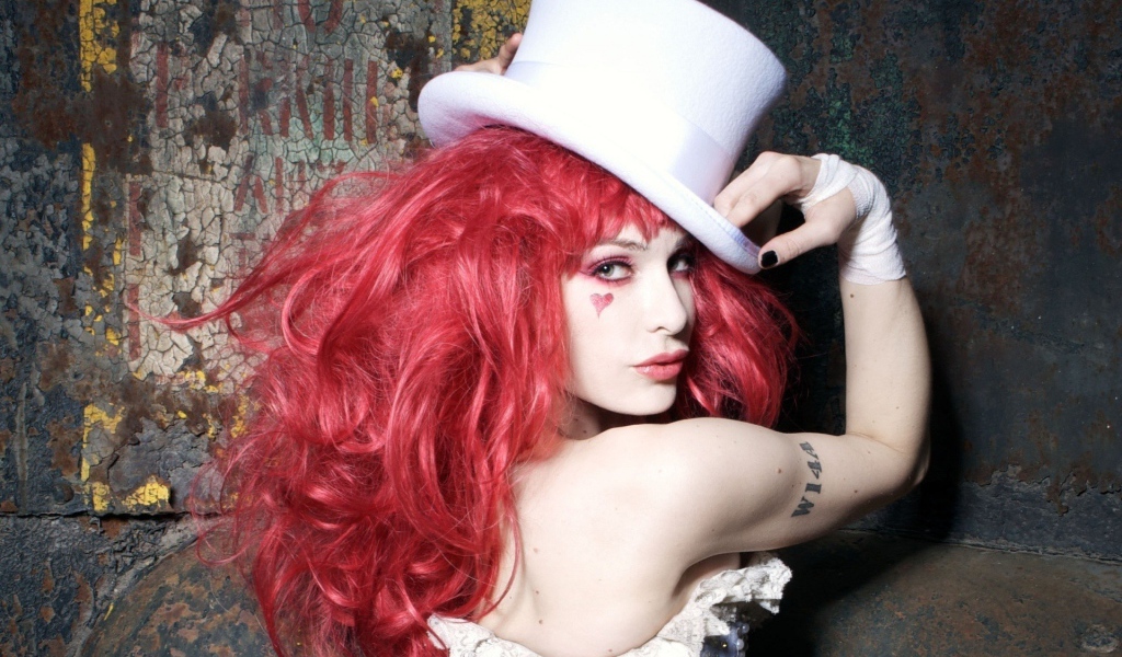 Девушка с красными волосами в белом цилиндре