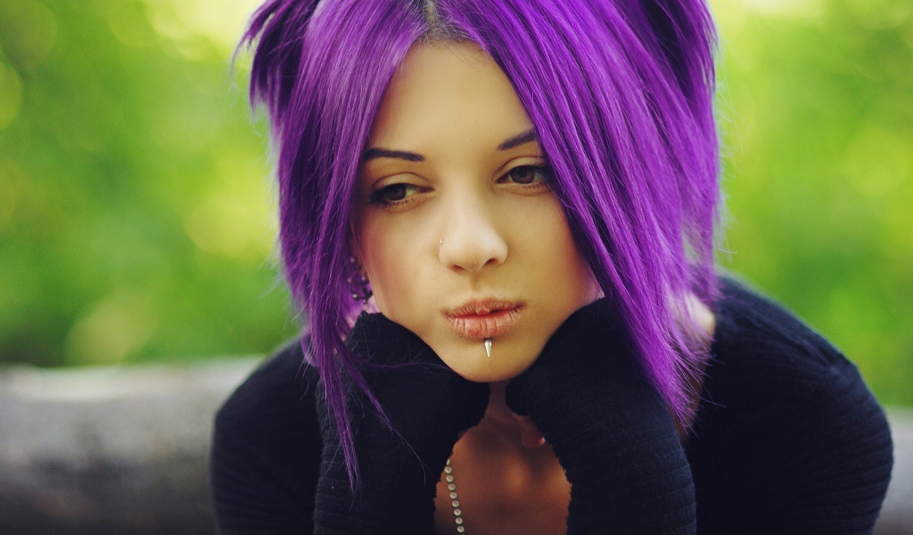 Девушка с густыми фиолетовыми волосами