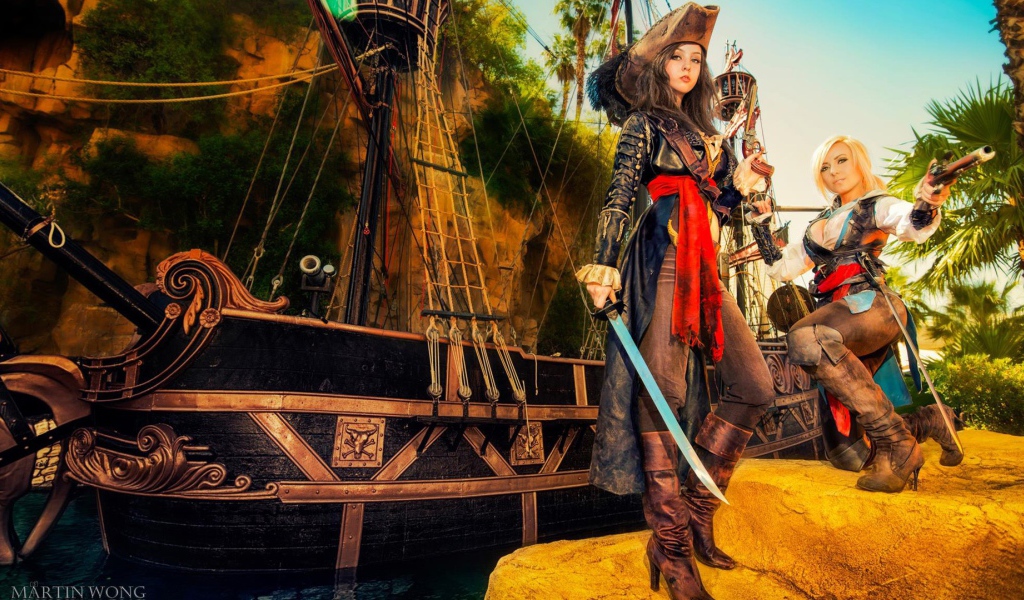 Девушки в одежде пиратов