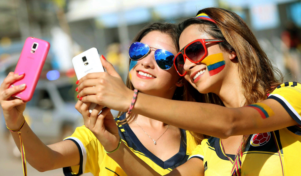 Девушки фанатки делают селфи