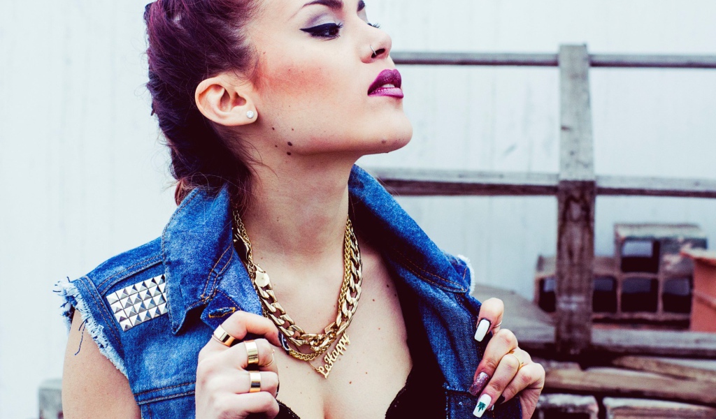 Золотая цепь на шее у девушки