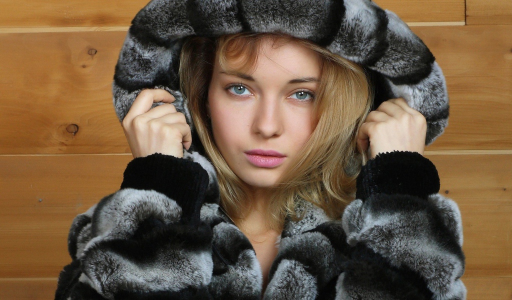 Зеленоглазая девушка в меховой шубе