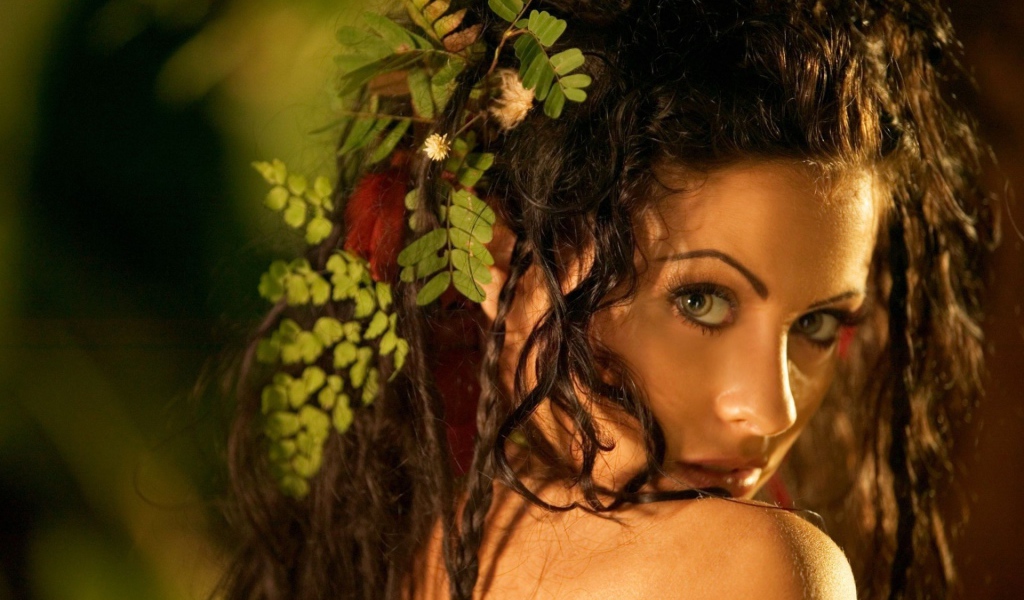 Зеленые листья в волосах у девушки