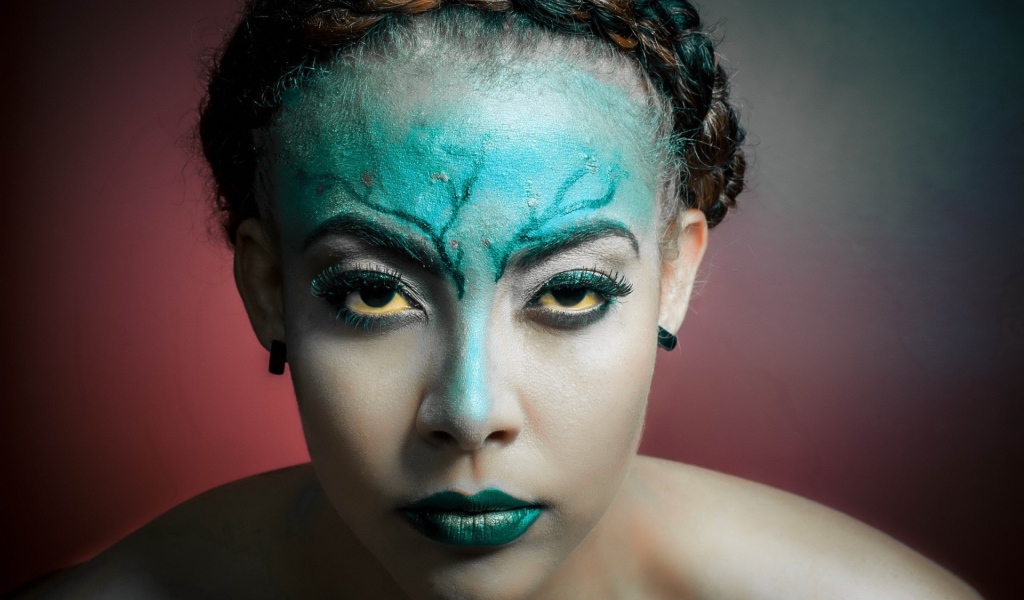 Зеленая краска на лице у девушки
