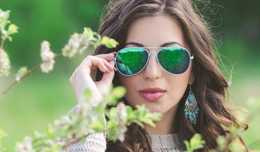 Зеленое отражение в очках у девушки