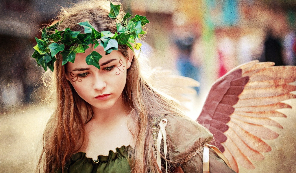 Зеленый венок и крылья ангела на девушке