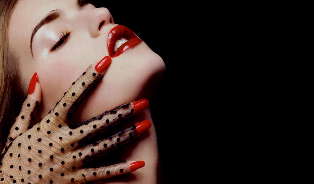 Рука в кружевной перчатке на шее девушки