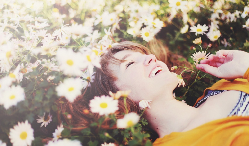 Счастливая девушка в цветах ромашки