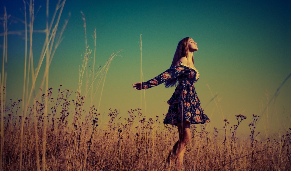 Счастливая девушка в поле