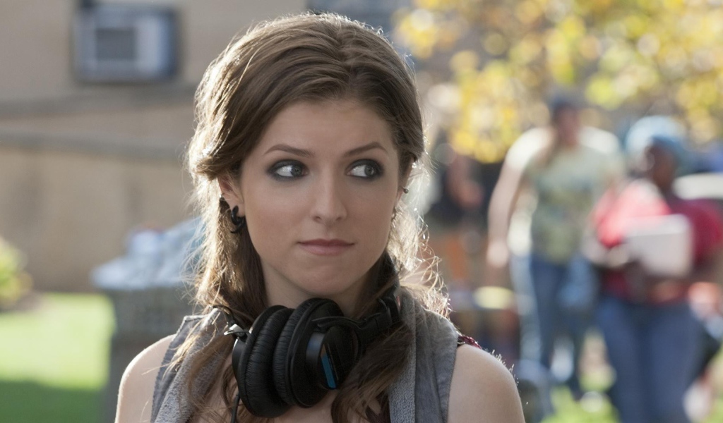 Наушники на шее Анны Кендрик