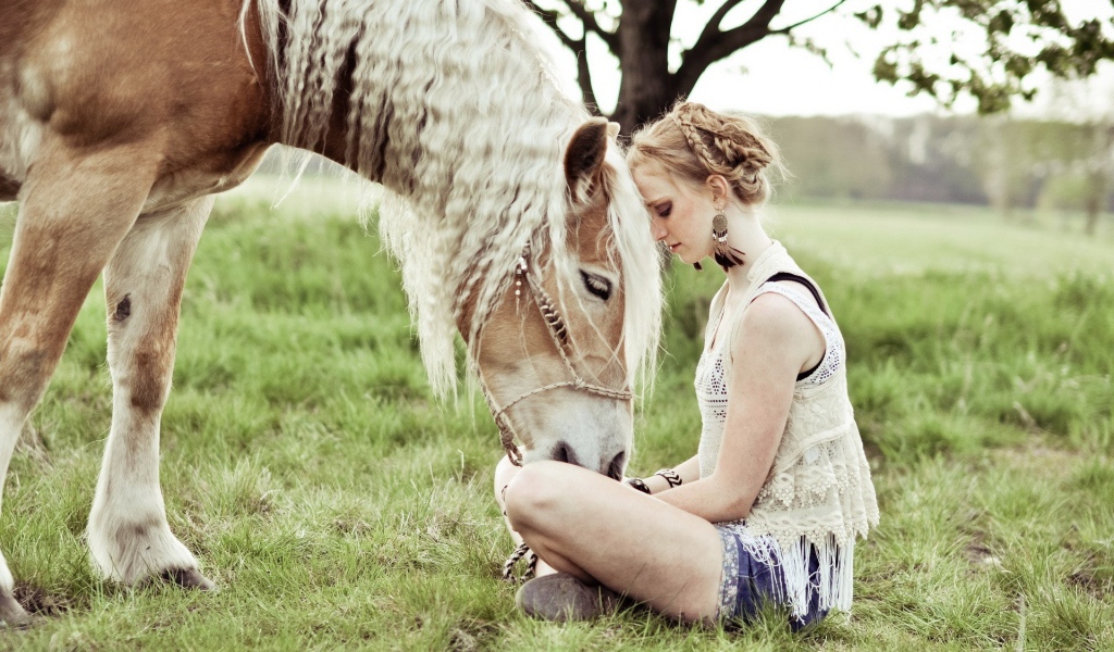 Лошадь прислонилась к девушке