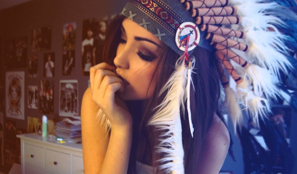 Девушка индианка грызет ногти