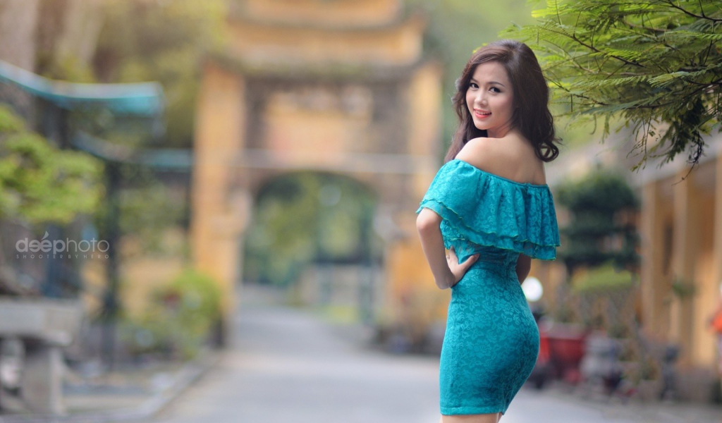 Японская девушка в голубом платье