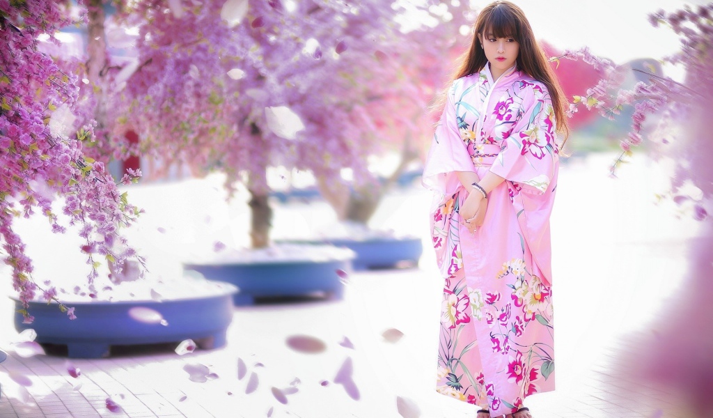 Японская девушка в розовом кимоно