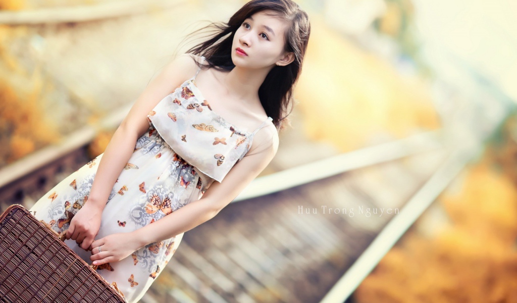 Японская девушка с сумкой в руках