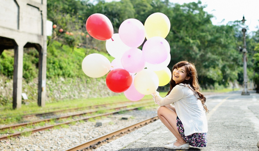 Японская девушка со связкой надувных шаров