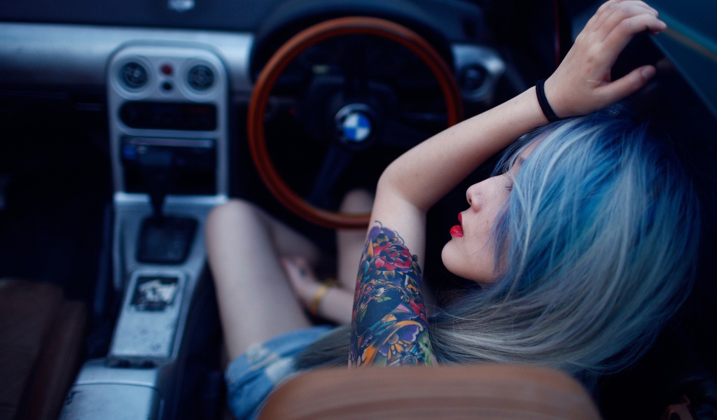 Японская девушка с тату за рулем автомобиля