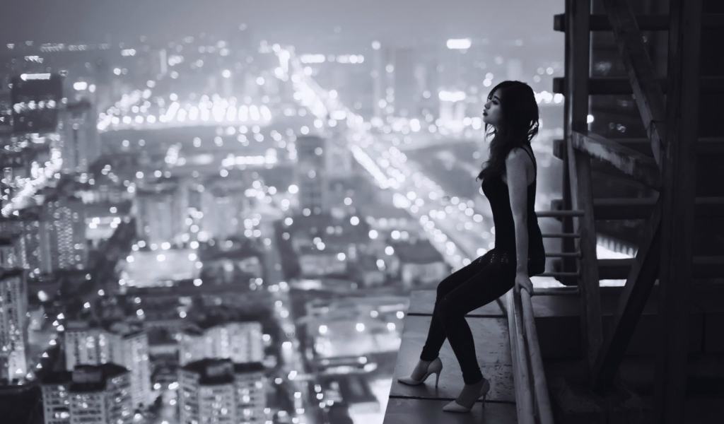 Японка смотрит на ночной Токио