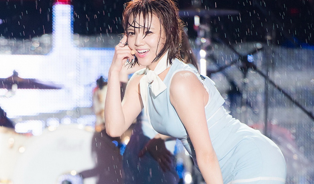 Радостная азиатская девушка под дождем