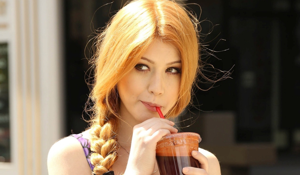 Кэтрин Макнамара пьет кофе через трубку