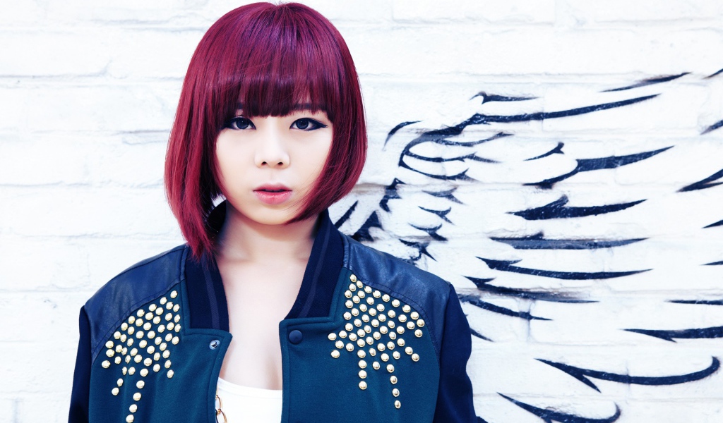 Кореянка с красными волосами ангел