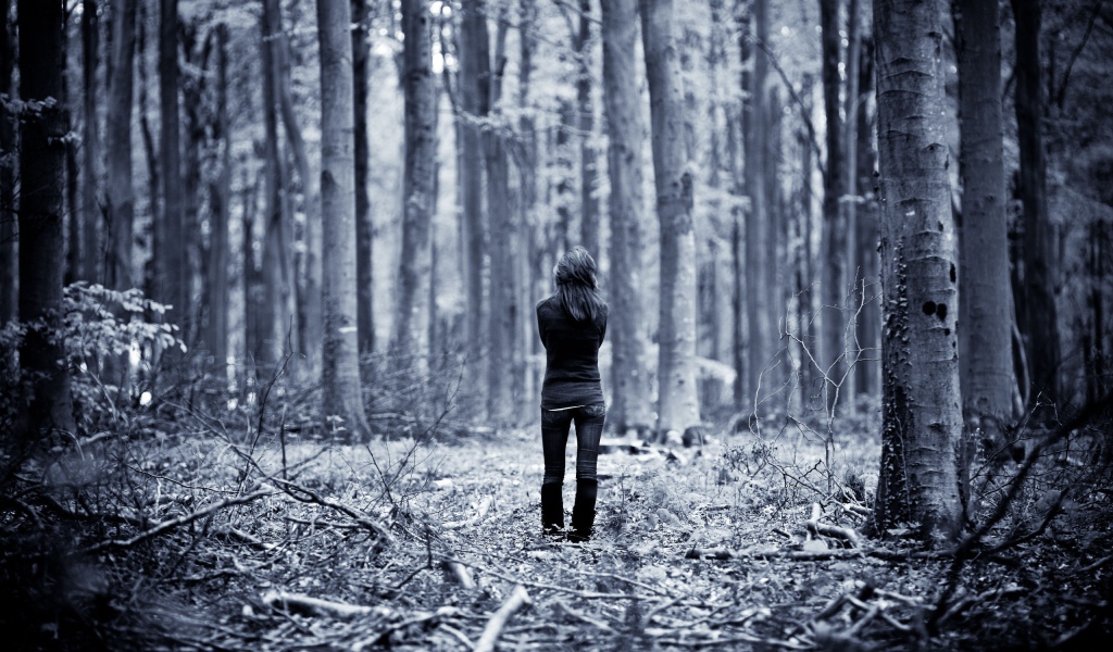 Одинокая девушка в лесу
