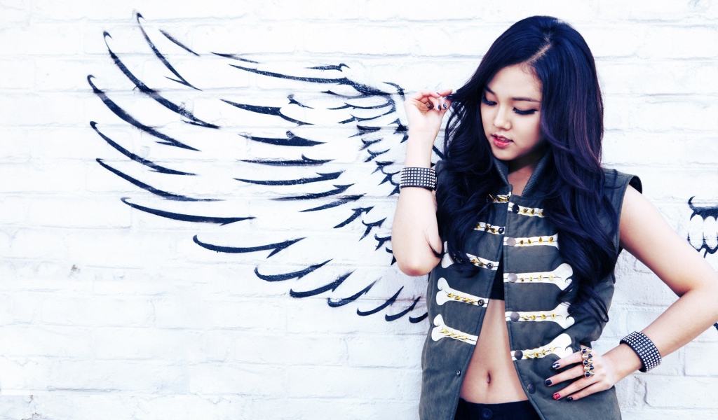 Длинноволосая брюнетка ангел