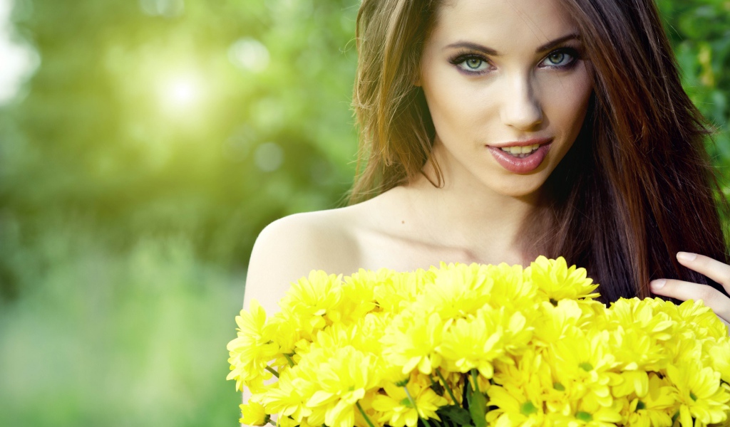 Длинноволосая девушка с букетом желтых полевых цветов