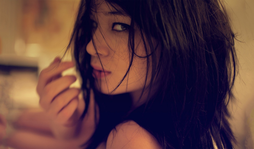 Искушающий взгляд брюнетки