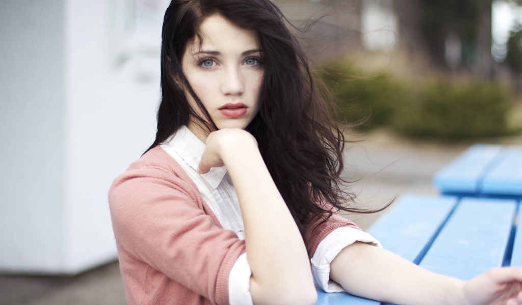 Милая девушка Эмили Радд