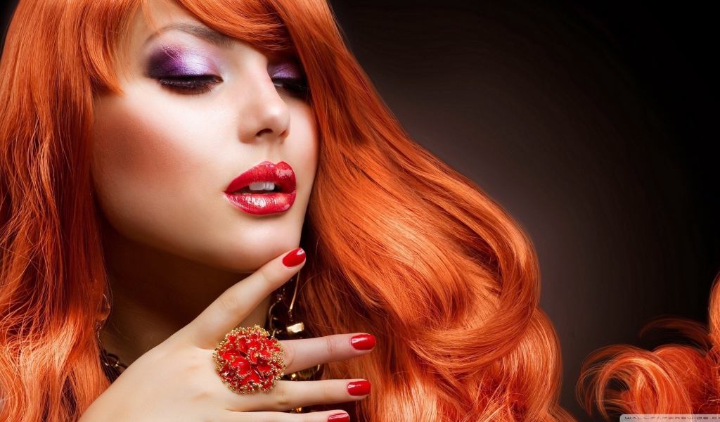Роскошное кольцо у рыжей девушки