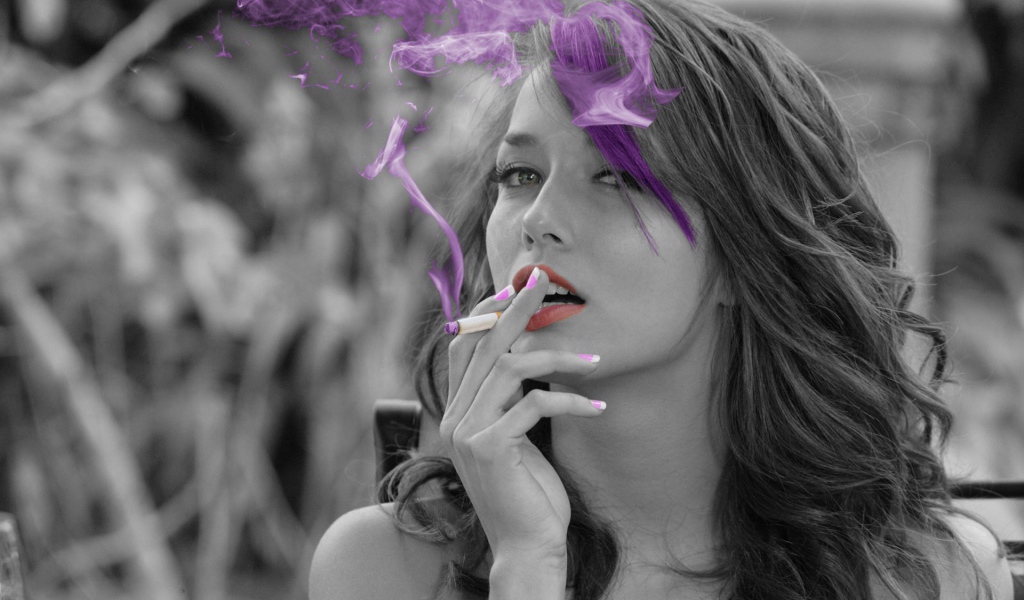 Модель Малена Морган с сигаретой