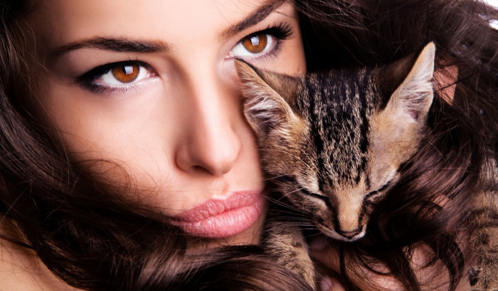 Модель Мелисса Рисо обнимает котенка