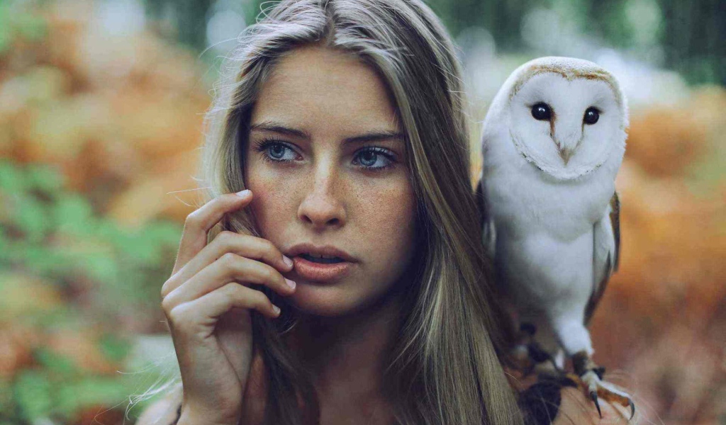 Сова на плече у девушки