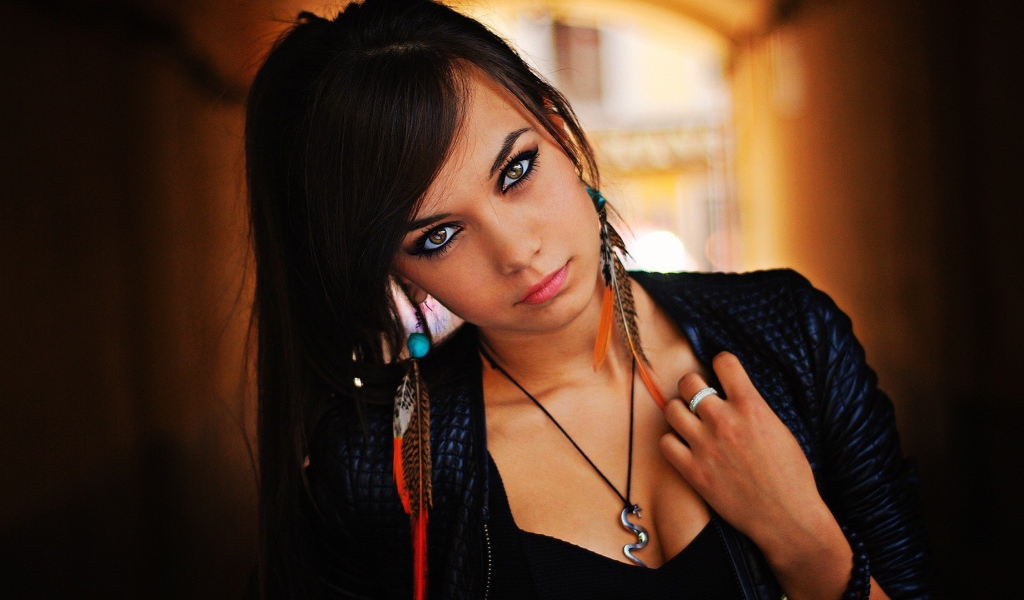 Кулон в виде змеи на шее у брюнетки