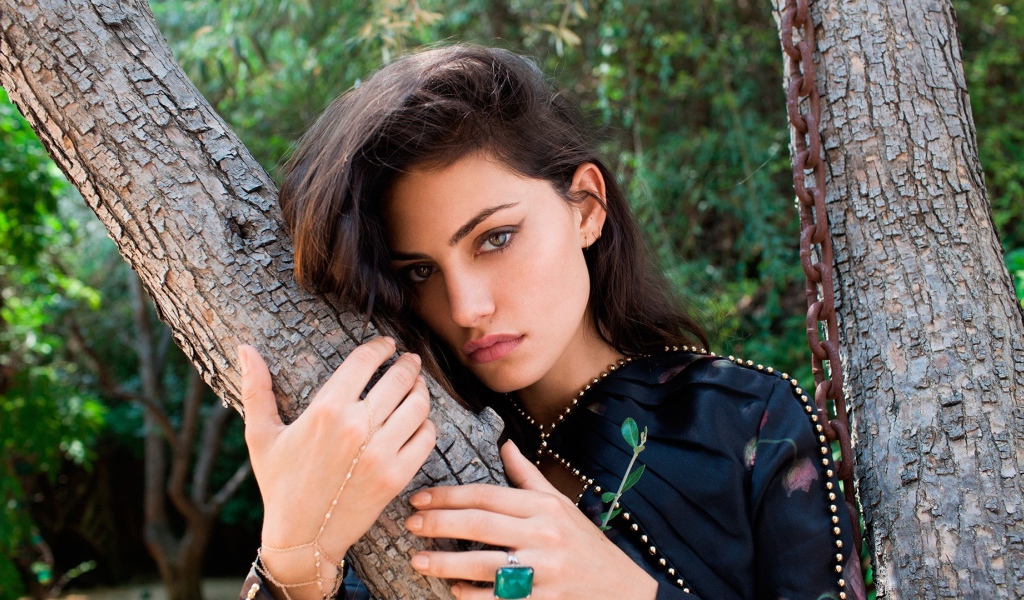 Фиби Тонкин, модель, обняла ствол дерева