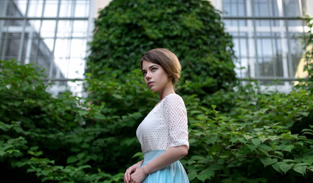 Фото девушки с короткими волосами на фоне дерева