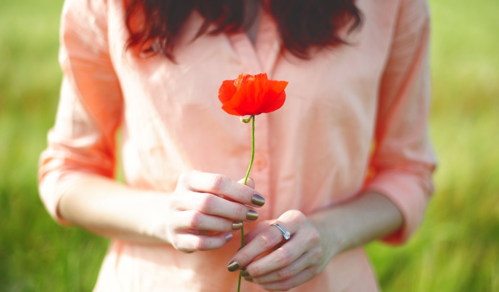 Мак в руках у девушки