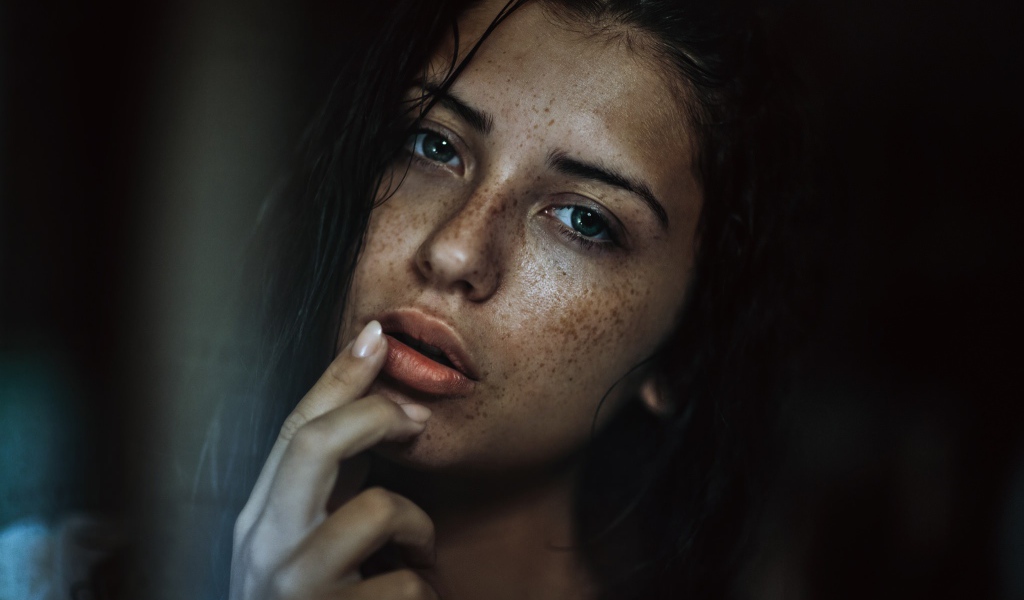 Портрет веснушчатой девушки