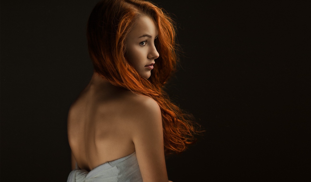 Портрет девушки с рыжими волосами