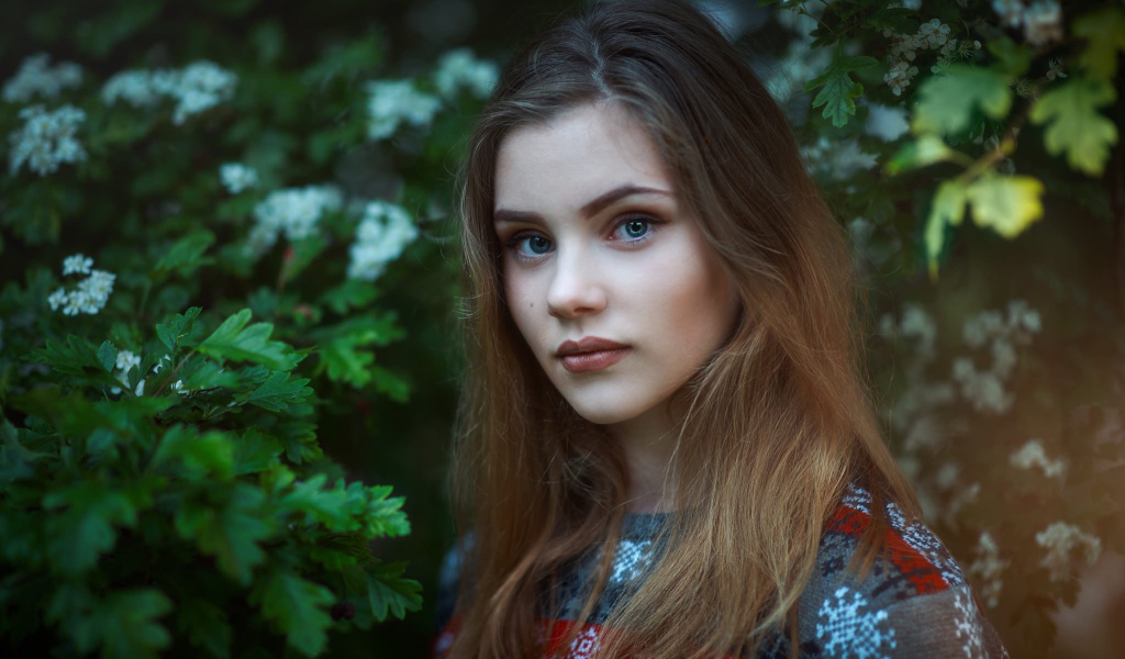 Портрет девушки на фоне зелени