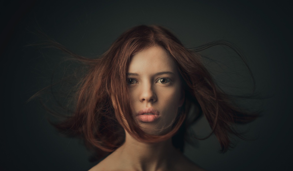 Портретное фото длинноволосой девушки