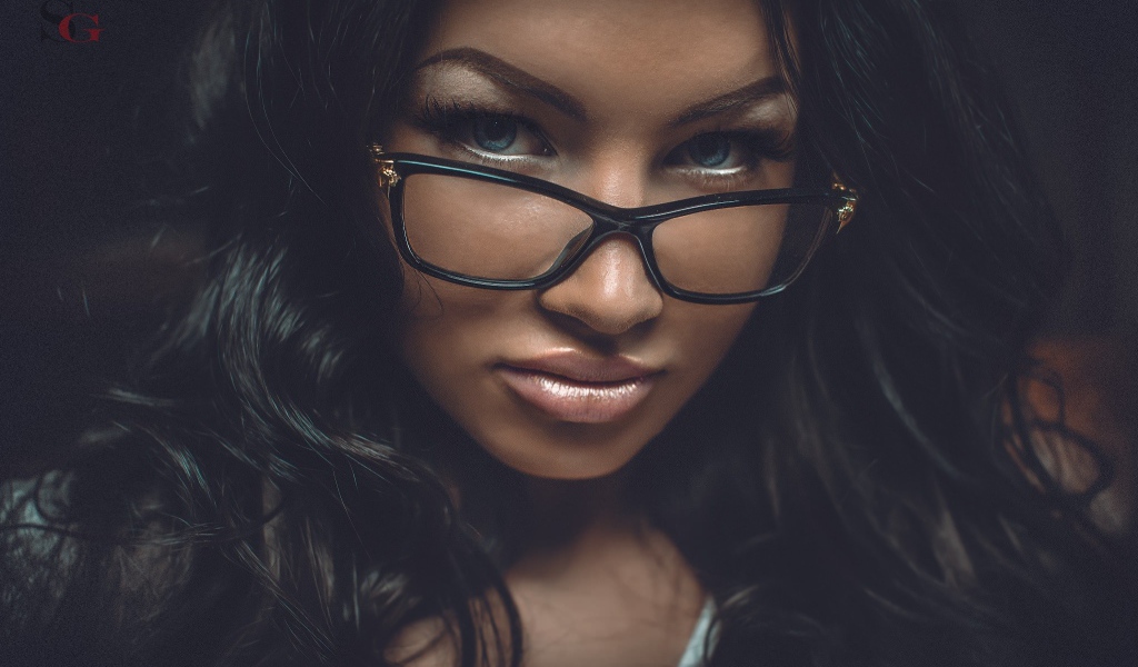 Портретное фото брюнетки в очках