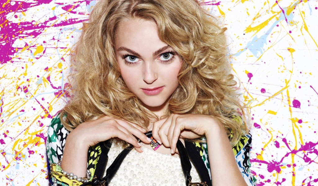 Милая блондинка Аннасофия Робб