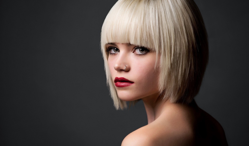 Милая блондинка с кольцом в носу